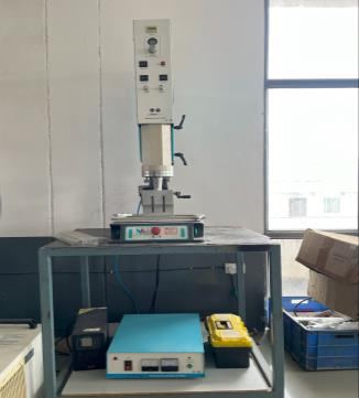 Wire cutting, stripping and twisting machine